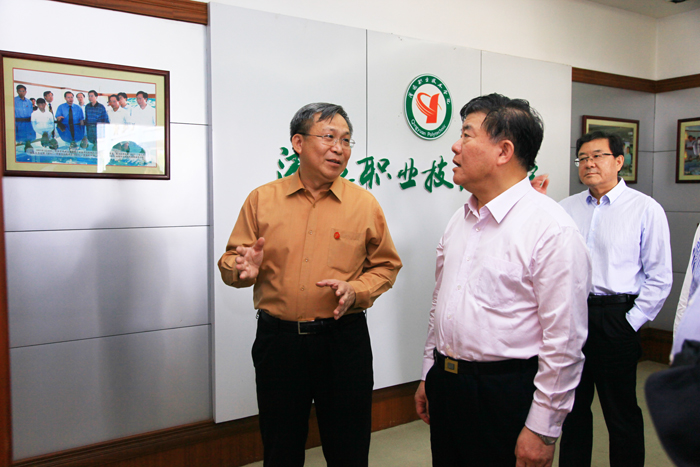 2015年4月17日，全国人大常委会副委员长陈竺到我院视察.jpg